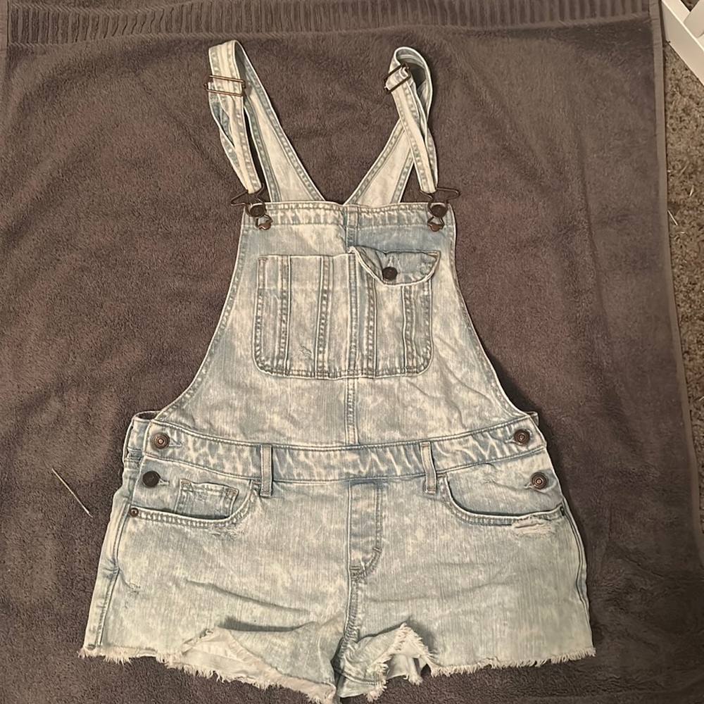 Light wash jean shirt overalls. Size Medium
